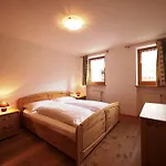 Apartment Service *